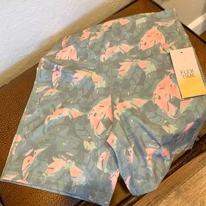 Thrive Societe active lady Hawaiian🌺 styled Flex Time shorts beautifully styled